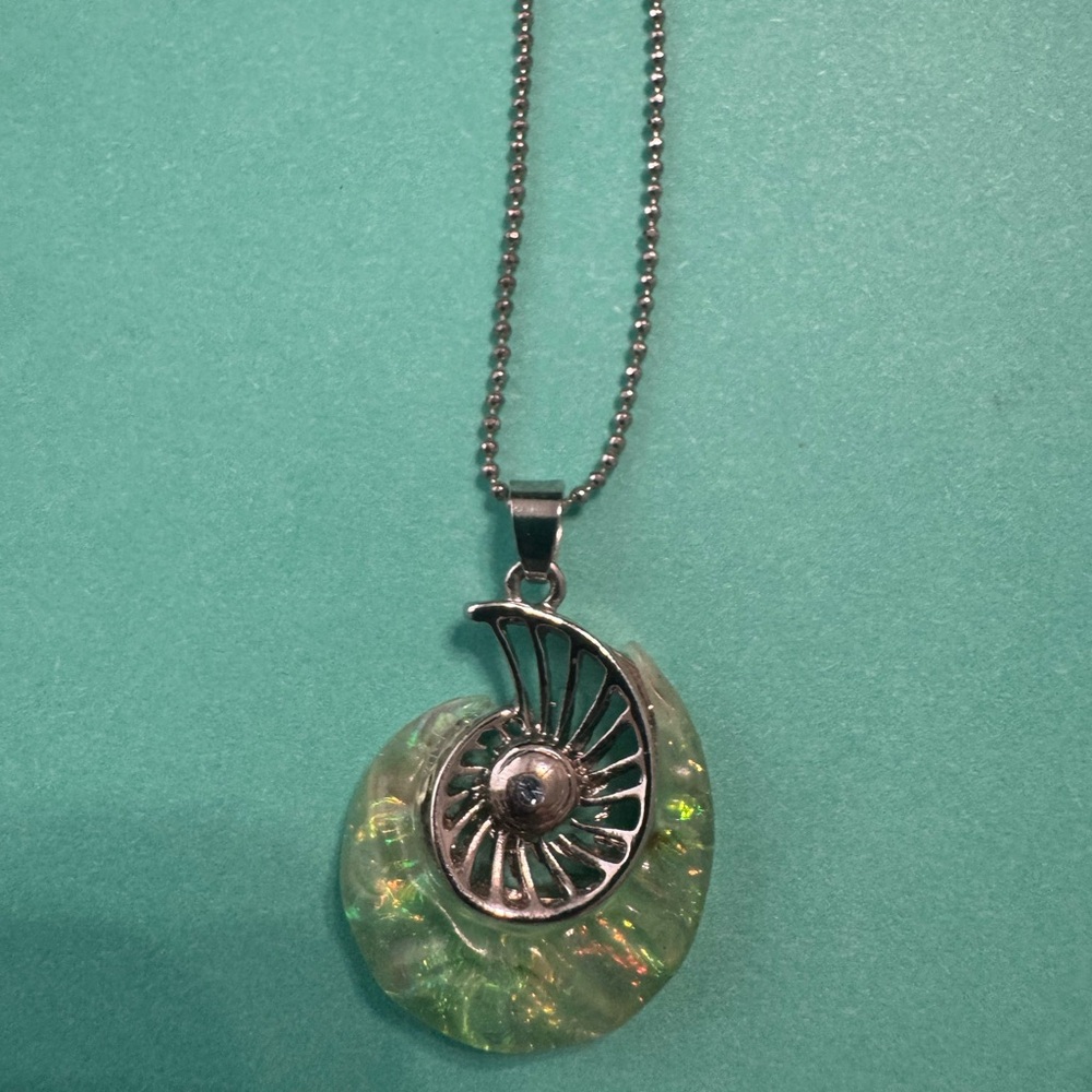 18in Silver and Green Nautilus Pendant Necklace